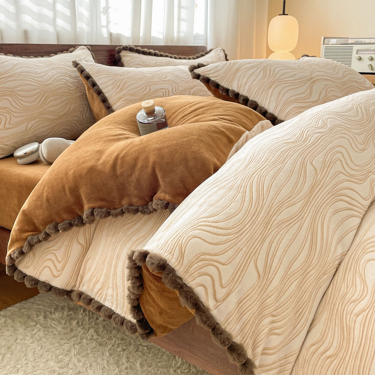 91家纺网 家纺一手货源 找家纺 羚羊语家纺 2025新款230克全消光雕花绒牛奶绒兔毛球四件套轻奢风立体着色烂花牛奶绒提花加厚保暖床单床笠三件套 蜜绒绒-栗壳纱