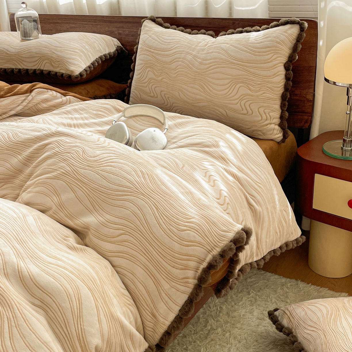 91家纺网 家纺一手货源 找家纺 羚羊语家纺 2025新款230克全消光雕花绒牛奶绒兔毛球四件套轻奢风立体着色烂花牛奶绒提花加厚保暖床单床笠三件套 蜜绒绒-栗壳纱