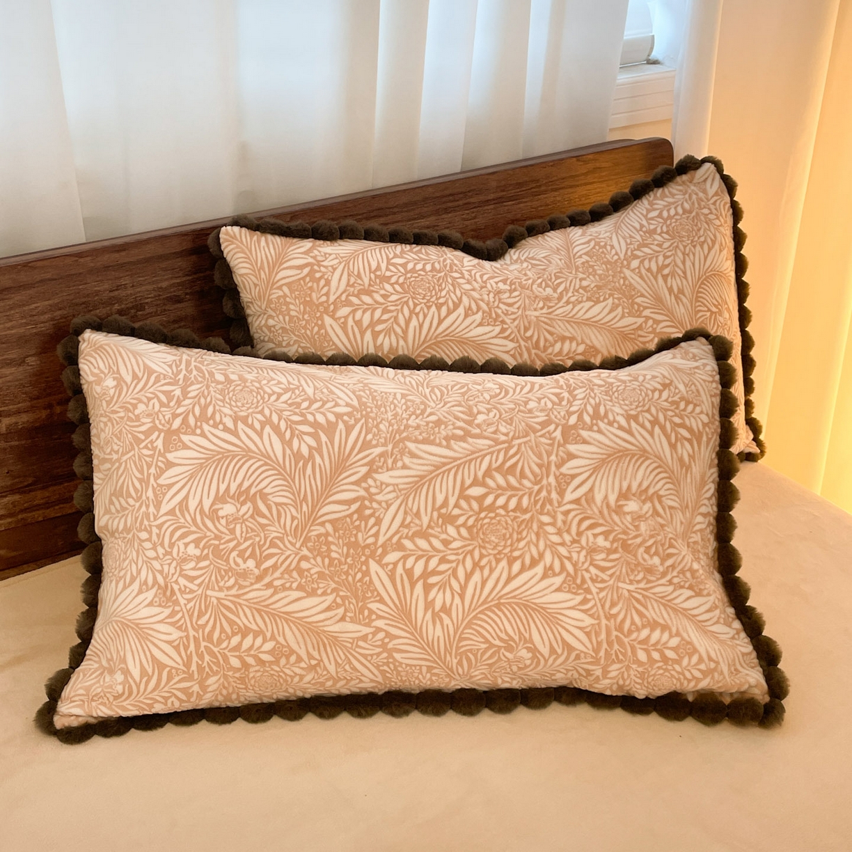 91家纺网 家纺一手货源 找家纺 羚羊语家纺 2025新款230克全消光雕花绒牛奶绒兔毛球四件套轻奢风立体着色烂花牛奶绒提花加厚保暖床单床笠三件套 蜜绒绒-松露咖