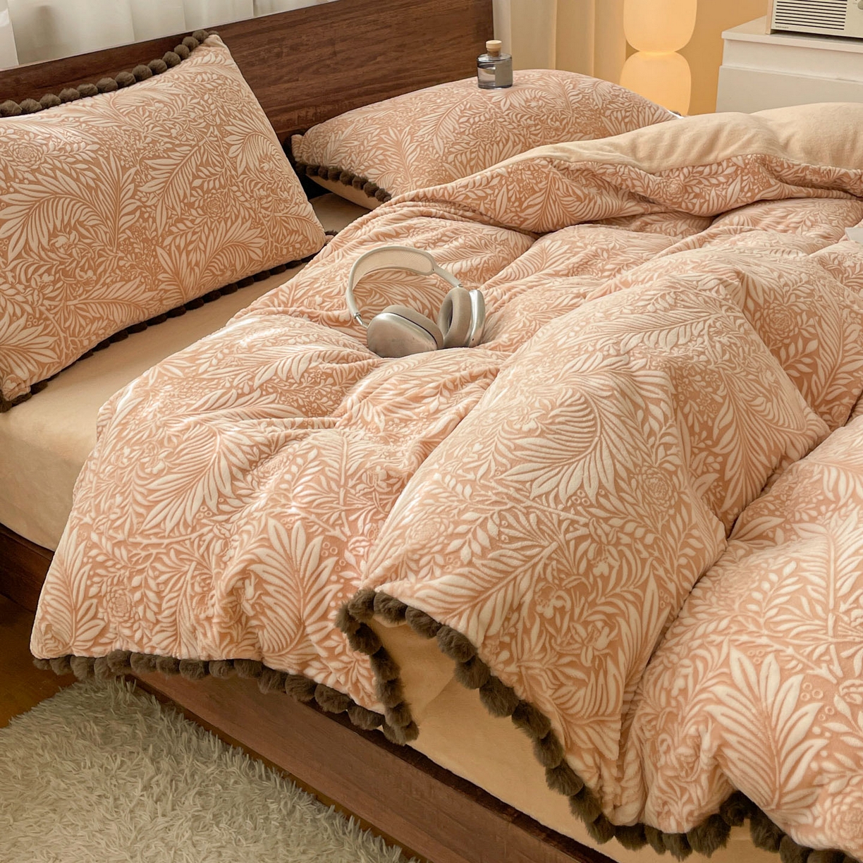 91家纺网 家纺一手货源 找家纺 羚羊语家纺 2025新款230克全消光雕花绒牛奶绒兔毛球四件套轻奢风立体着色烂花牛奶绒提花加厚保暖床单床笠三件套 蜜绒绒-松露咖