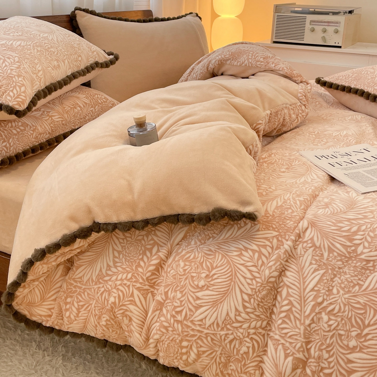 91家纺网 家纺一手货源 找家纺 羚羊语家纺 2025新款230克全消光雕花绒牛奶绒兔毛球四件套轻奢风立体着色烂花牛奶绒提花加厚保暖床单床笠三件套 蜜绒绒-松露咖