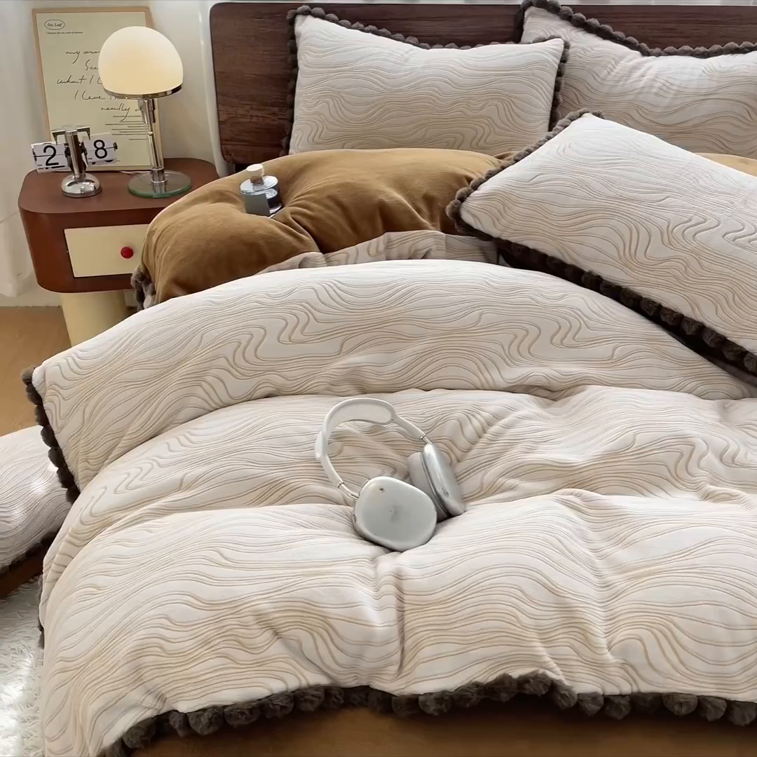 91家纺网 家纺一手货源 找家纺 羚羊语家纺 2025新款230克全消光雕花绒牛奶绒兔毛球四件套轻奢风立体着色烂花牛奶绒提花加厚保暖床单床笠三件套 蜜绒绒-栗壳纱