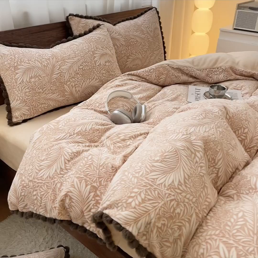 91家纺网 家纺一手货源 找家纺 羚羊语家纺 2025新款230克全消光雕花绒牛奶绒兔毛球四件套轻奢风立体着色烂花牛奶绒提花加厚保暖床单床笠三件套 蜜绒绒-松露咖