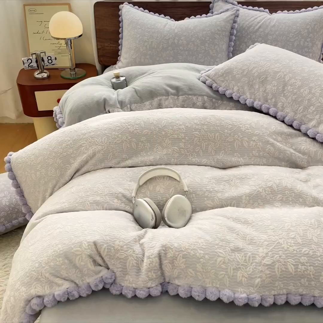 91家纺网 家纺一手货源 找家纺 羚羊语家纺 2025新款230克全消光雕花绒牛奶绒兔毛球四件套轻奢风立体着色烂花牛奶绒提花加厚保暖床单床笠三件套 蜜绒绒-星云紫