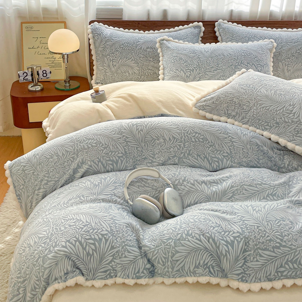 91家纺网 家纺一手货源 找家纺 羚羊语家纺 2025新款230克全消光雕花绒牛奶绒兔毛球四件套轻奢风立体着色烂花牛奶绒提花加厚保暖床单床笠三件套 蜜绒绒-海盐蓝