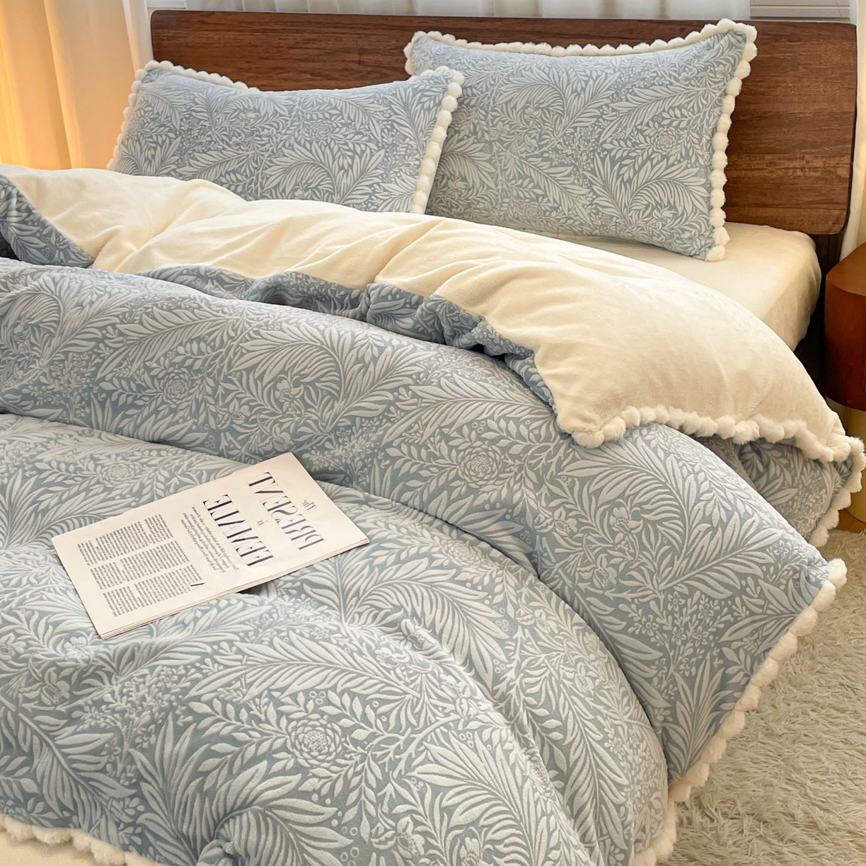 91家纺网 家纺一手货源 找家纺 羚羊语家纺 2025新款230克全消光雕花绒牛奶绒兔毛球四件套轻奢风立体着色烂花牛奶绒提花加厚保暖床单床笠三件套 蜜绒绒-海盐蓝