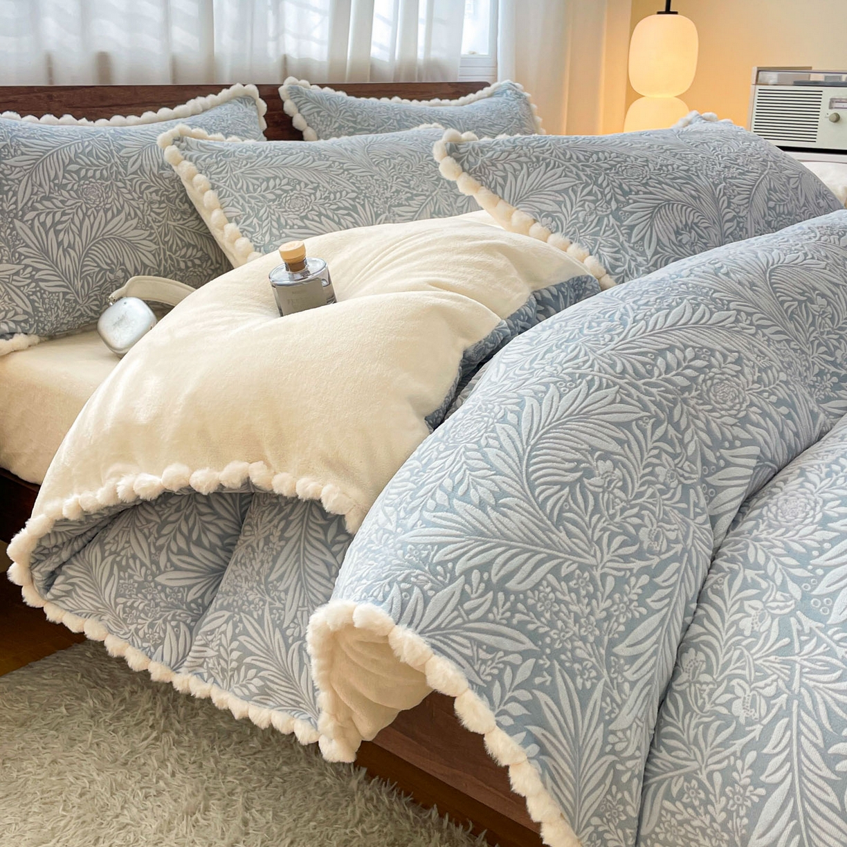 91家纺网 家纺一手货源 找家纺 羚羊语家纺 2025新款230克全消光雕花绒牛奶绒兔毛球四件套轻奢风立体着色烂花牛奶绒提花加厚保暖床单床笠三件套 蜜绒绒-海盐蓝