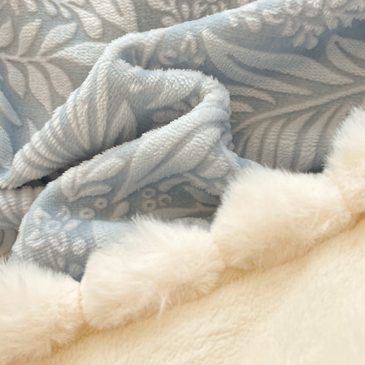 91家纺网 家纺一手货源 找家纺 羚羊语家纺 2025新款230克全消光雕花绒牛奶绒兔毛球四件套轻奢风立体着色烂花牛奶绒提花加厚保暖床单床笠三件套 蜜绒绒-海盐蓝