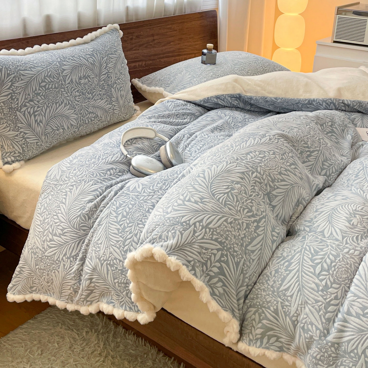 91家纺网 家纺一手货源 找家纺 羚羊语家纺 2025新款230克全消光雕花绒牛奶绒兔毛球四件套轻奢风立体着色烂花牛奶绒提花加厚保暖床单床笠三件套 蜜绒绒-海盐蓝