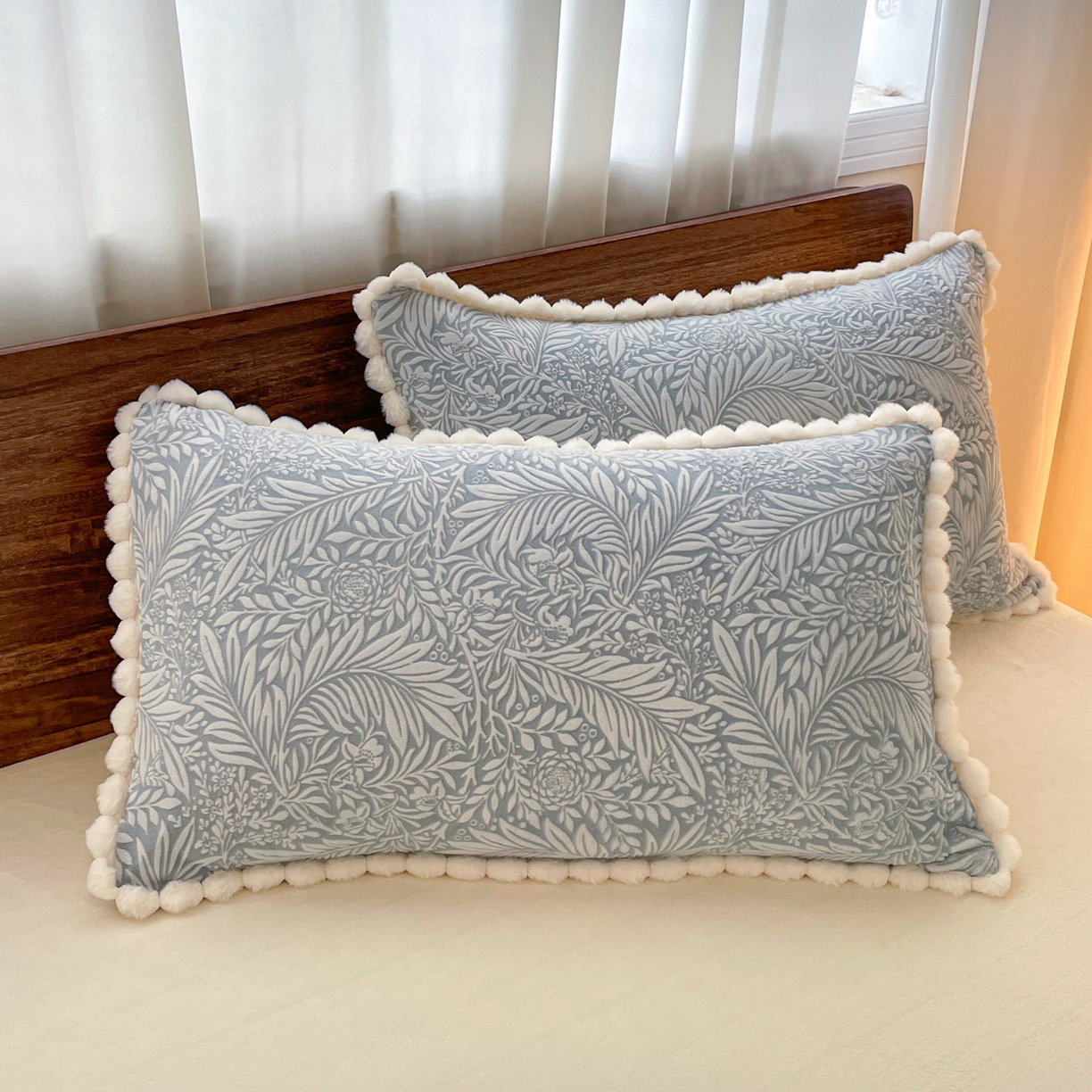 91家纺网 家纺一手货源 找家纺 羚羊语家纺 2025新款230克全消光雕花绒牛奶绒兔毛球四件套轻奢风立体着色烂花牛奶绒提花加厚保暖床单床笠三件套 蜜绒绒-海盐蓝