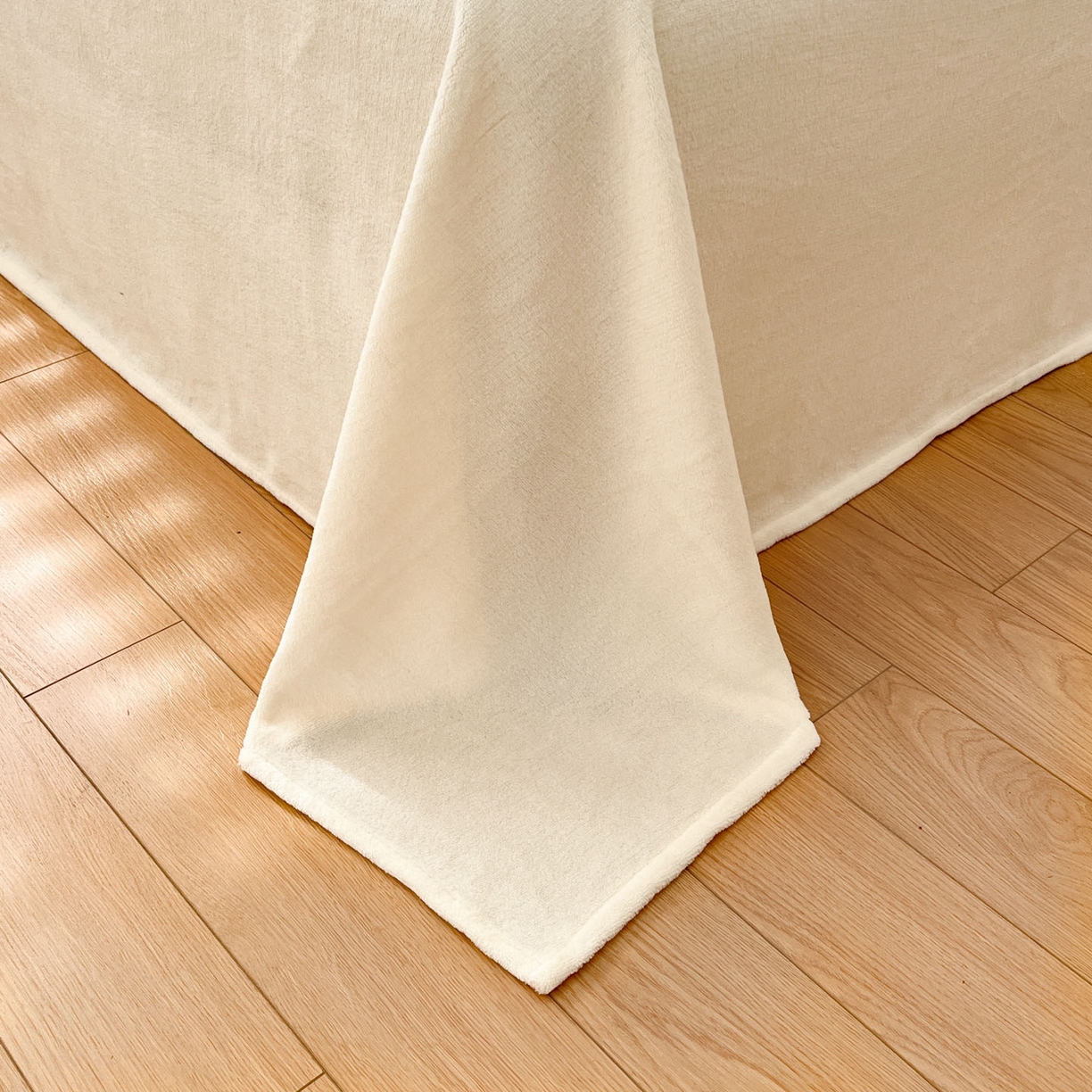 91家纺网 家纺一手货源 找家纺 羚羊语家纺 2025新款230克全消光雕花绒牛奶绒兔毛球四件套轻奢风立体着色烂花牛奶绒提花加厚保暖床单床笠三件套 蜜绒绒-海盐蓝