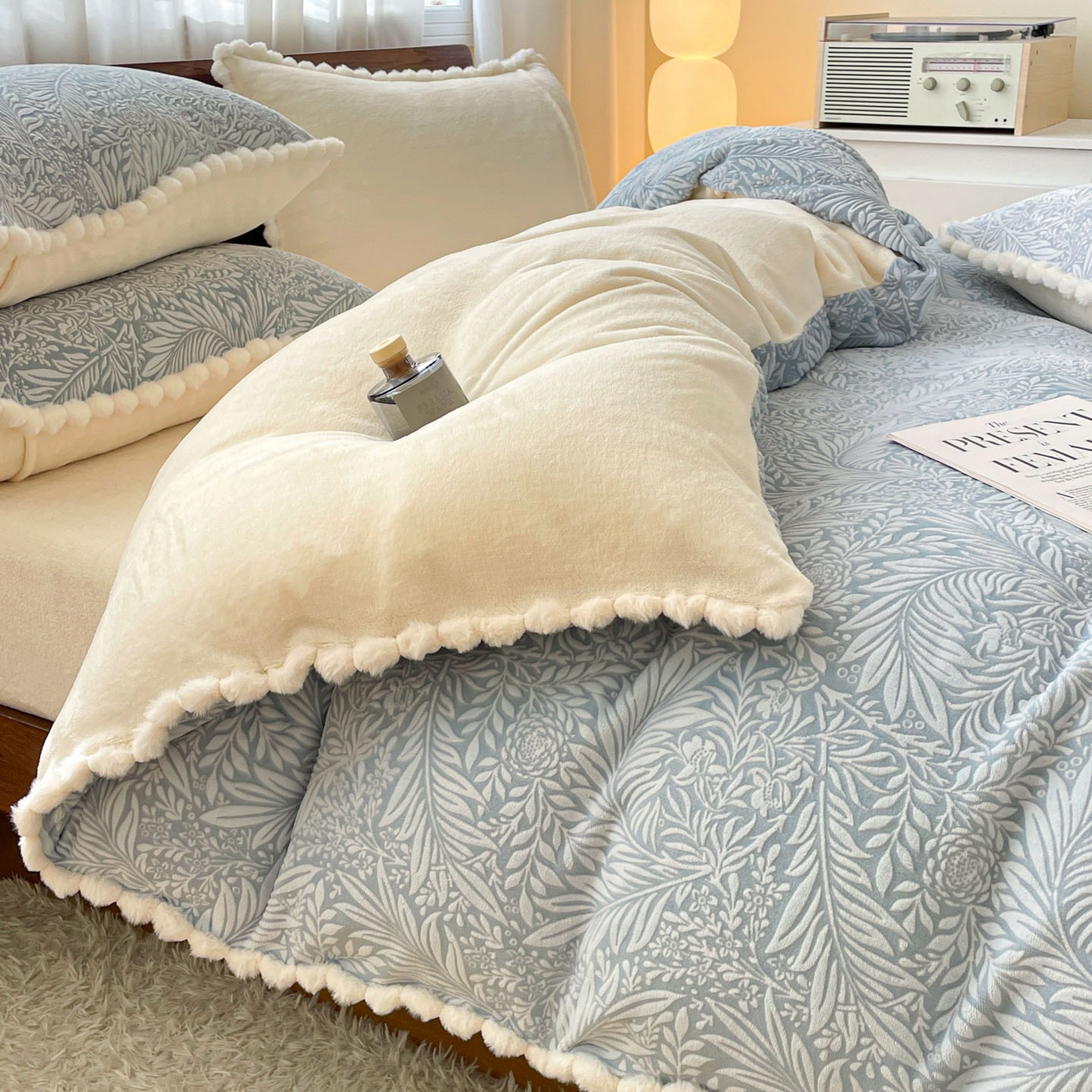 91家纺网 家纺一手货源 找家纺 羚羊语家纺 2025新款230克全消光雕花绒牛奶绒兔毛球四件套轻奢风立体着色烂花牛奶绒提花加厚保暖床单床笠三件套 蜜绒绒-海盐蓝