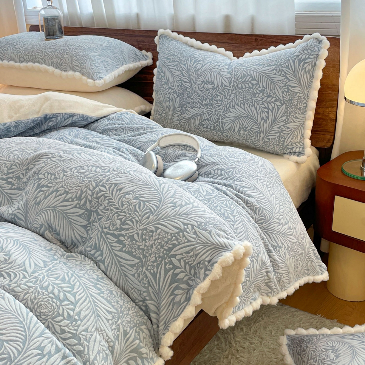 91家纺网 家纺一手货源 找家纺 羚羊语家纺 2025新款230克全消光雕花绒牛奶绒兔毛球四件套轻奢风立体着色烂花牛奶绒提花加厚保暖床单床笠三件套 蜜绒绒-海盐蓝