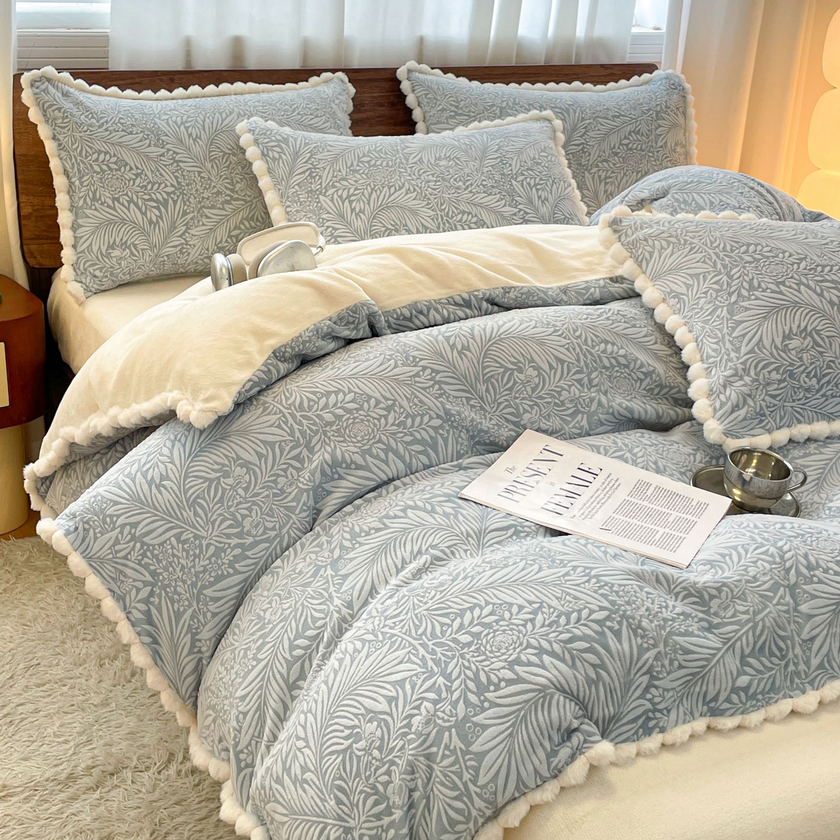 91家纺网 家纺一手货源 找家纺 羚羊语家纺 2025新款230克全消光雕花绒牛奶绒兔毛球四件套轻奢风立体着色烂花牛奶绒提花加厚保暖床单床笠三件套 蜜绒绒-海盐蓝