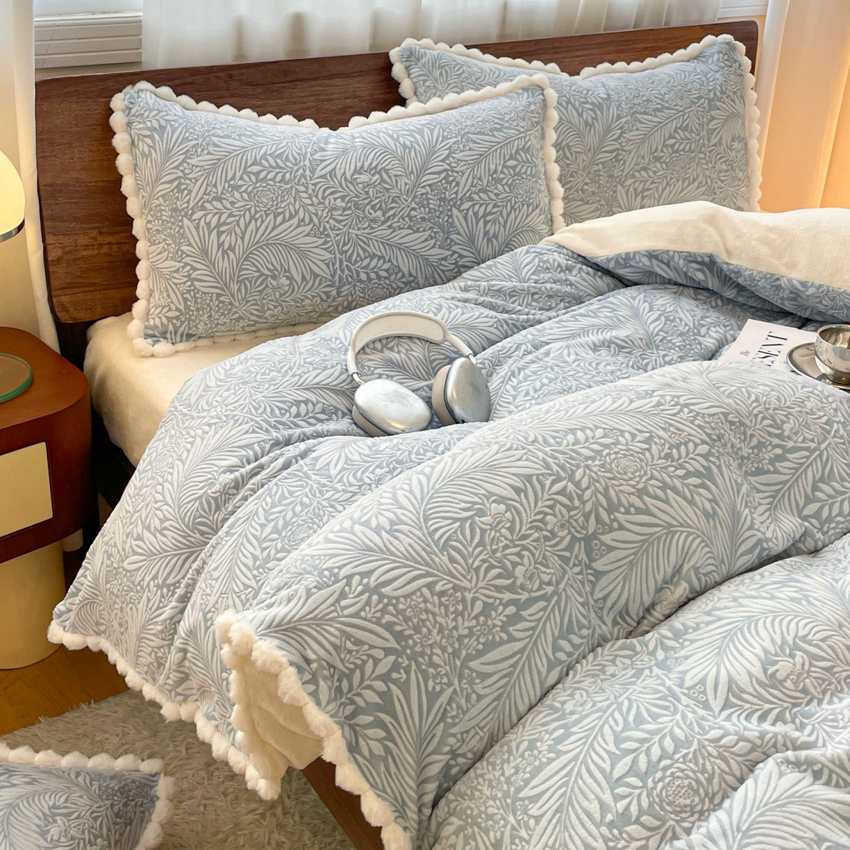 91家纺网 家纺一手货源 找家纺 羚羊语家纺 2025新款230克全消光雕花绒牛奶绒兔毛球四件套轻奢风立体着色烂花牛奶绒提花加厚保暖床单床笠三件套 蜜绒绒-海盐蓝