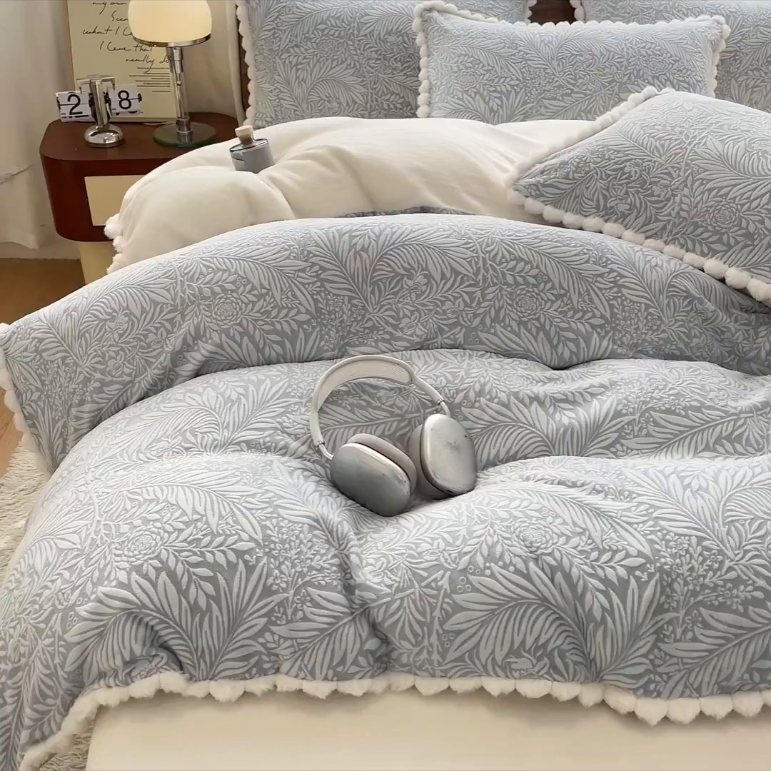 91家纺网 家纺一手货源 找家纺 羚羊语家纺 2025新款230克全消光雕花绒牛奶绒兔毛球四件套轻奢风立体着色烂花牛奶绒提花加厚保暖床单床笠三件套 蜜绒绒-海盐蓝