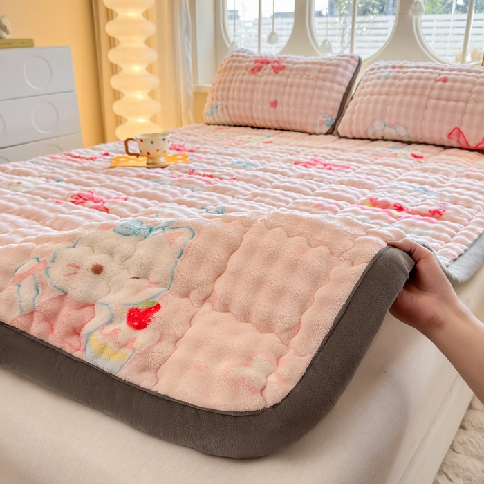 91家纺网 家纺一手货源 找家纺 （总）奇丝雅 2025新款A类牛奶绒泡泡绒床褥床垫床盖兔毛绒家用学生宿舍上下铺寝室褥子软垫床护垫夹棉（大床）场景二