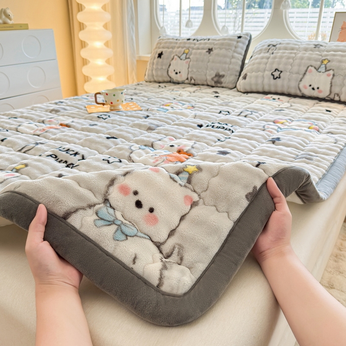 91家纺网 家纺一手货源 找家纺 （总）奇丝雅 2025新款A类牛奶绒泡泡绒床褥床垫床盖兔毛绒家用学生宿舍上下铺寝室褥子软垫床护垫夹棉（大床）场景二