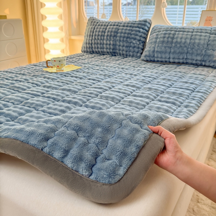 91家纺网 家纺一手货源 找家纺 （总）奇丝雅 2025新款A类牛奶绒泡泡绒床褥床垫床盖兔毛绒家用学生宿舍上下铺寝室褥子软垫床护垫夹棉（大床）场景二