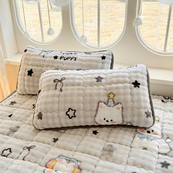 91家纺网 家纺一手货源 找家纺 （总）奇丝雅 2025新款A类牛奶绒泡泡绒床褥床垫床盖兔毛绒家用学生宿舍上下铺寝室褥子软垫床护垫夹棉（大床）场景二