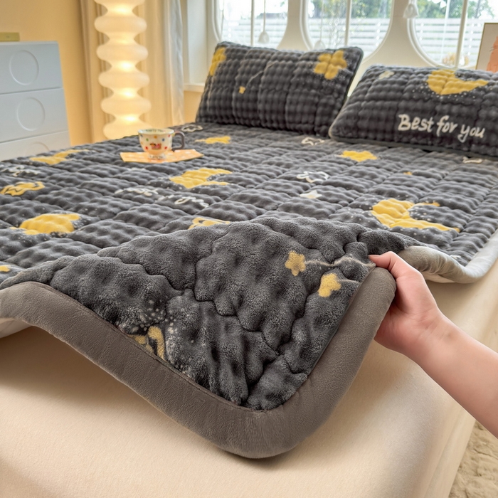 91家纺网 家纺一手货源 找家纺 （总）奇丝雅 2025新款A类牛奶绒泡泡绒床褥床垫床盖兔毛绒家用学生宿舍上下铺寝室褥子软垫床护垫夹棉（大床）场景二