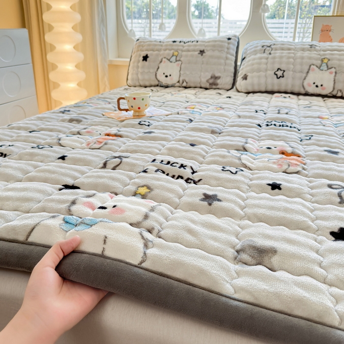 91家纺网 家纺一手货源 找家纺 （总）奇丝雅 2025新款A类牛奶绒泡泡绒床褥床垫床盖兔毛绒家用学生宿舍上下铺寝室褥子软垫床护垫夹棉（大床）场景二