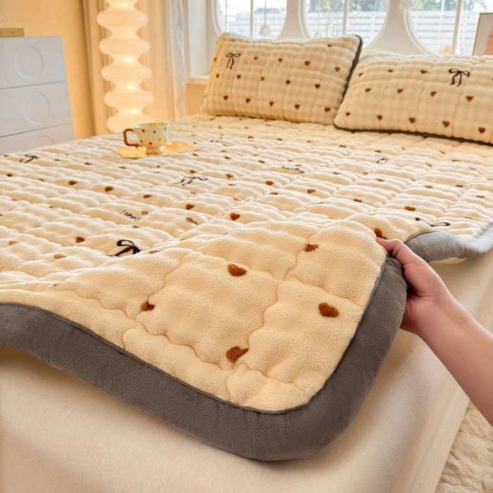 91家纺网 家纺一手货源 找家纺 （总）奇丝雅 2025新款A类牛奶绒泡泡绒床褥床垫床盖兔毛绒家用学生宿舍上下铺寝室褥子软垫床护垫夹棉（大床）场景二