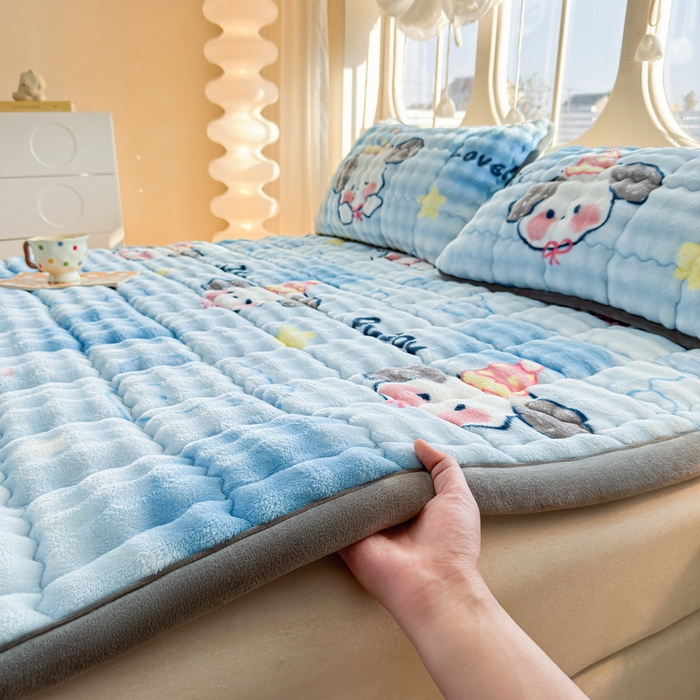 91家纺网 家纺一手货源 找家纺 奇丝雅 2025新款A类牛奶绒泡泡绒床褥床垫床盖兔毛绒家用学生宿舍上下铺寝室褥子软垫床护垫夹棉（大床）场景二 趴趴狗