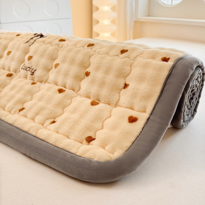 91家纺网 家纺一手货源 找家纺 奇丝雅 2025新款A类牛奶绒泡泡绒床褥床垫床盖兔毛绒家用学生宿舍上下铺寝室褥子软垫床护垫夹棉（大床）场景二 爱心咖