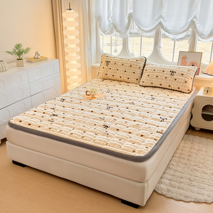 91家纺网 家纺一手货源 找家纺 奇丝雅 2025新款A类牛奶绒泡泡绒床褥床垫床盖兔毛绒家用学生宿舍上下铺寝室褥子软垫床护垫夹棉（大床）场景二 爱心咖