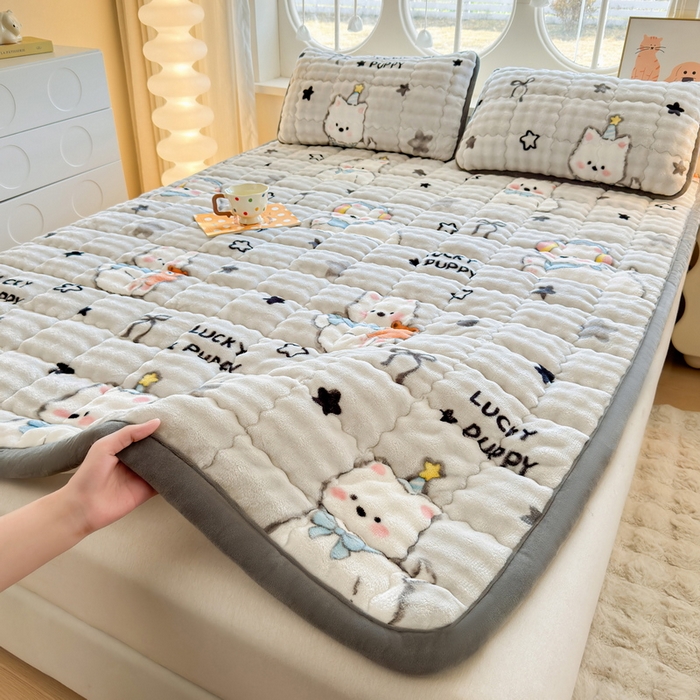 91家纺网 家纺一手货源 找家纺 奇丝雅 2025新款A类牛奶绒泡泡绒床褥床垫床盖兔毛绒家用学生宿舍上下铺寝室褥子软垫床护垫夹棉（大床）场景二 星星猫咪