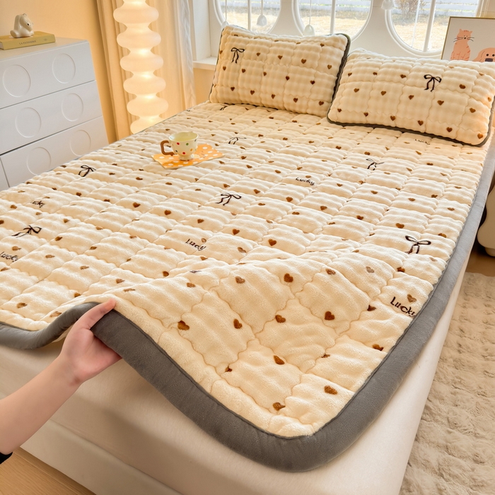 91家纺网 家纺一手货源 找家纺 奇丝雅 2025新款A类牛奶绒泡泡绒床褥床垫床盖兔毛绒家用学生宿舍上下铺寝室褥子软垫床护垫夹棉（大床）场景二 爱心咖