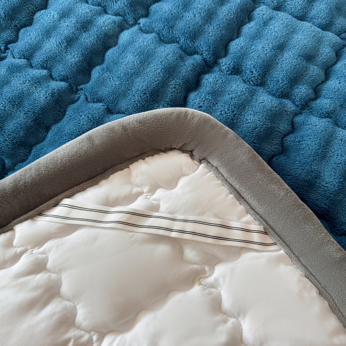 91家纺网 家纺一手货源 找家纺 奇丝雅 2025新款A类牛奶绒泡泡绒床褥床垫床盖兔毛绒家用学生宿舍上下铺寝室褥子软垫床护垫夹棉（大床）场景二 暖绒蓝