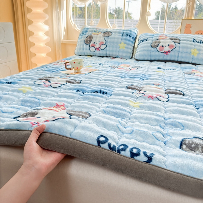 91家纺网 家纺一手货源 找家纺 奇丝雅 2025新款A类牛奶绒泡泡绒床褥床垫床盖兔毛绒家用学生宿舍上下铺寝室褥子软垫床护垫夹棉（大床）场景二 趴趴狗