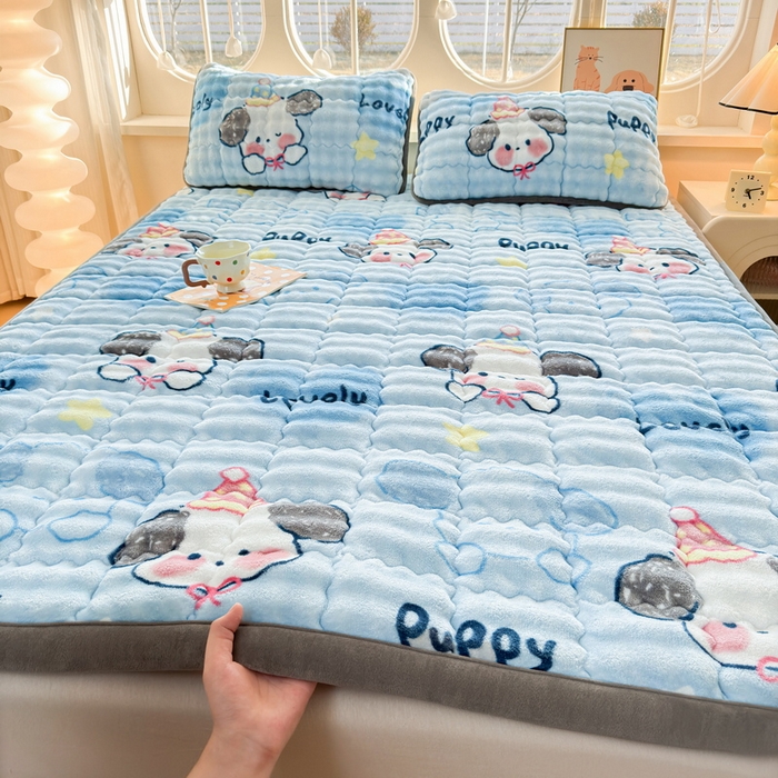 91家纺网 家纺一手货源 找家纺 奇丝雅 2025新款A类牛奶绒泡泡绒床褥床垫床盖兔毛绒家用学生宿舍上下铺寝室褥子软垫床护垫夹棉（大床）场景二 趴趴狗