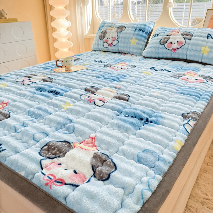 91家纺网 家纺一手货源 找家纺 奇丝雅 2025新款A类牛奶绒泡泡绒床褥床垫床盖兔毛绒家用学生宿舍上下铺寝室褥子软垫床护垫夹棉（大床）场景二 趴趴狗