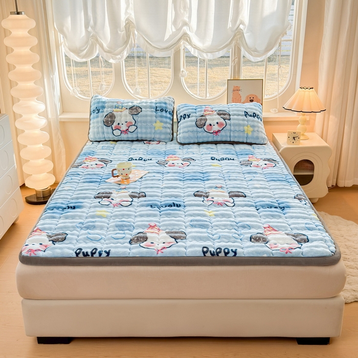 91家纺网 家纺一手货源 找家纺 奇丝雅 2025新款A类牛奶绒泡泡绒床褥床垫床盖兔毛绒家用学生宿舍上下铺寝室褥子软垫床护垫夹棉（大床）场景二 趴趴狗