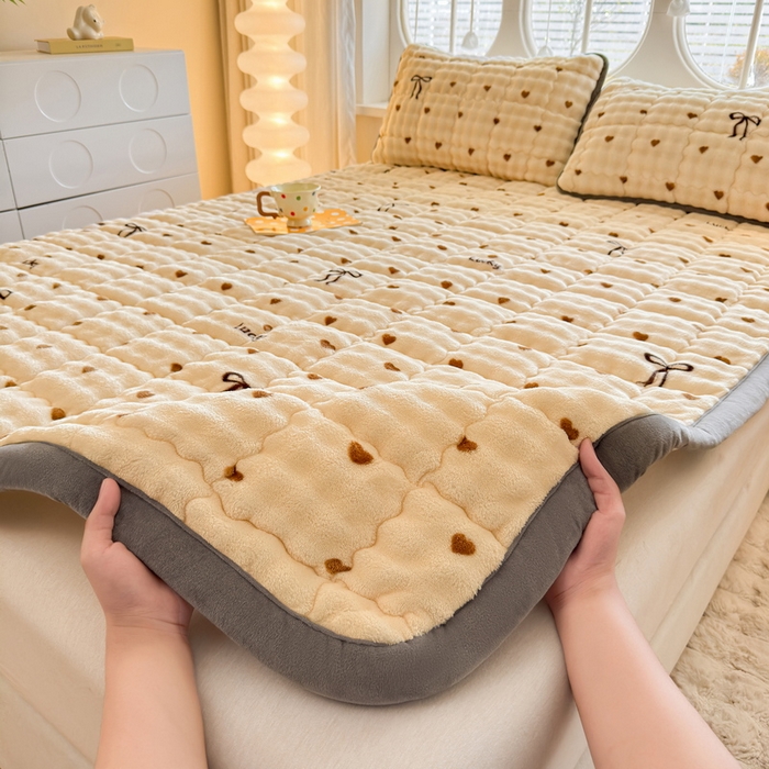 91家纺网 家纺一手货源 找家纺 奇丝雅 2025新款A类牛奶绒泡泡绒床褥床垫床盖兔毛绒家用学生宿舍上下铺寝室褥子软垫床护垫夹棉（大床）场景二 爱心咖