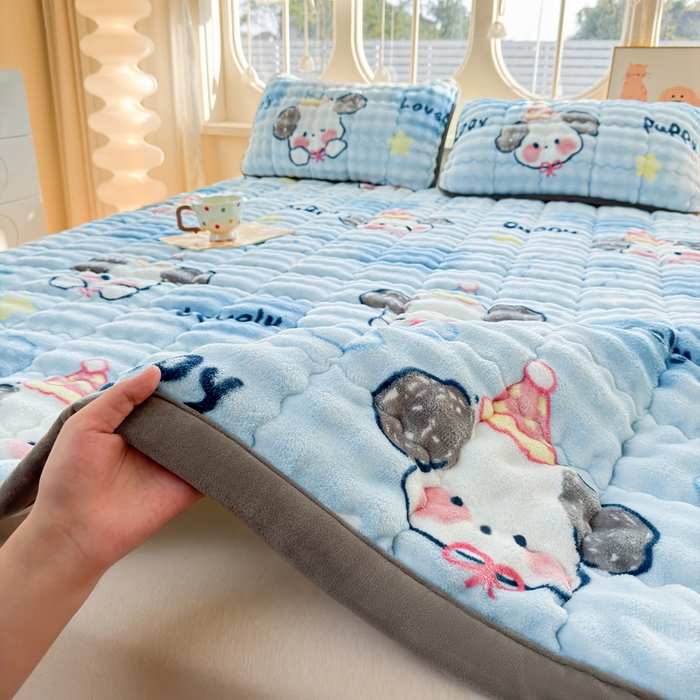 91家纺网 家纺一手货源 找家纺 奇丝雅 2025新款A类牛奶绒泡泡绒床褥床垫床盖兔毛绒家用学生宿舍上下铺寝室褥子软垫床护垫夹棉（大床）场景二 趴趴狗