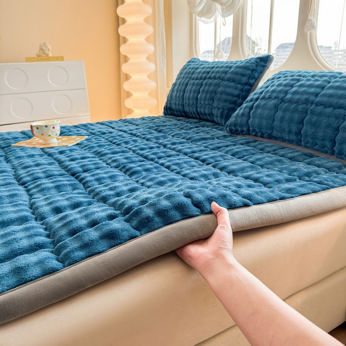 91家纺网 家纺一手货源 找家纺 奇丝雅 2025新款A类牛奶绒泡泡绒床褥床垫床盖兔毛绒家用学生宿舍上下铺寝室褥子软垫床护垫夹棉（大床）场景二 暖绒蓝