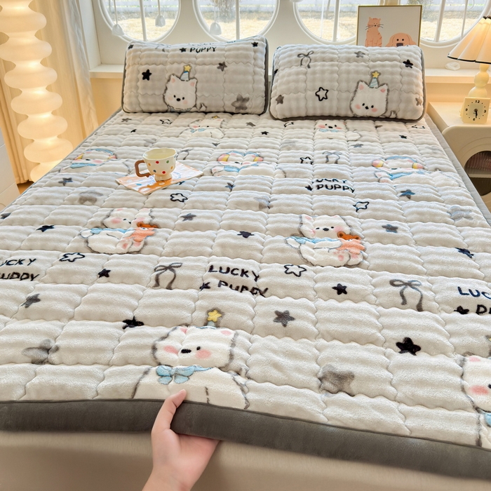 91家纺网 家纺一手货源 找家纺 （总）奇丝雅 2025新款A类牛奶绒泡泡绒床褥床垫床盖兔毛绒家用学生宿舍上下铺寝室褥子软垫床护垫夹棉（大床）场景二