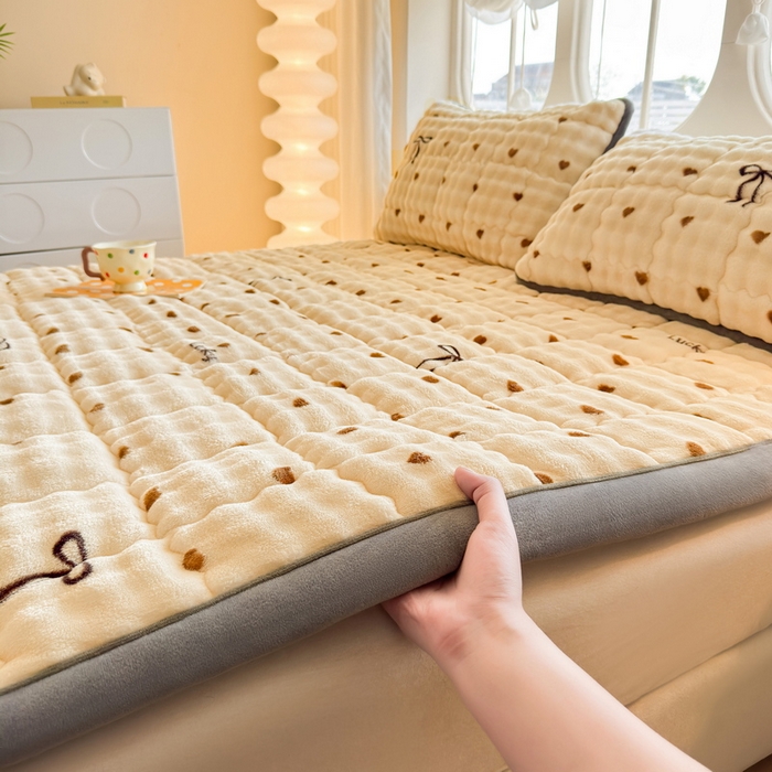 91家纺网 家纺一手货源 找家纺 奇丝雅 2025新款A类牛奶绒泡泡绒床褥床垫床盖兔毛绒家用学生宿舍上下铺寝室褥子软垫床护垫夹棉（大床）场景二 爱心咖