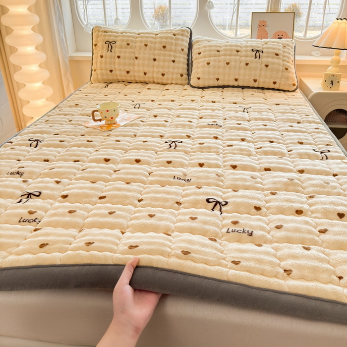 91家纺网 家纺一手货源 找家纺 奇丝雅 2025新款A类牛奶绒泡泡绒床褥床垫床盖兔毛绒家用学生宿舍上下铺寝室褥子软垫床护垫夹棉（大床）场景二 爱心咖