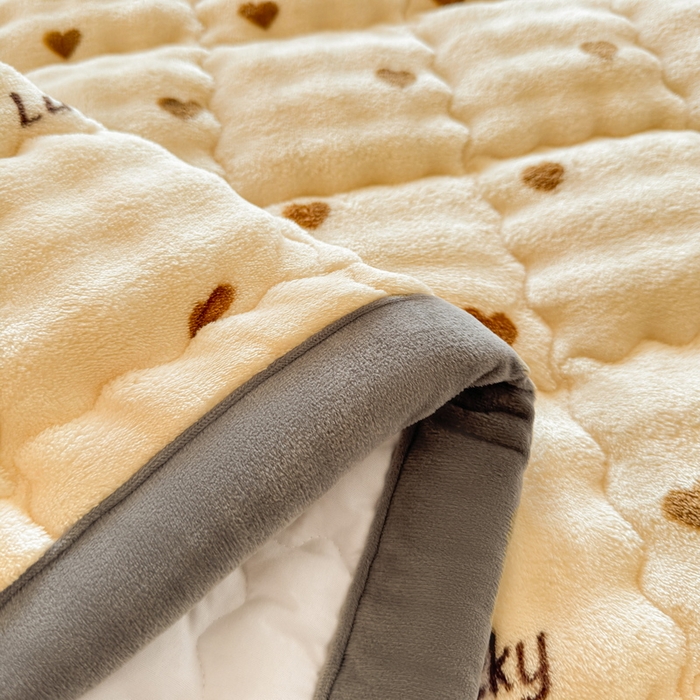 91家纺网 家纺一手货源 找家纺 奇丝雅 2025新款A类牛奶绒泡泡绒床褥床垫床盖兔毛绒家用学生宿舍上下铺寝室褥子软垫床护垫夹棉（大床）场景二 爱心咖