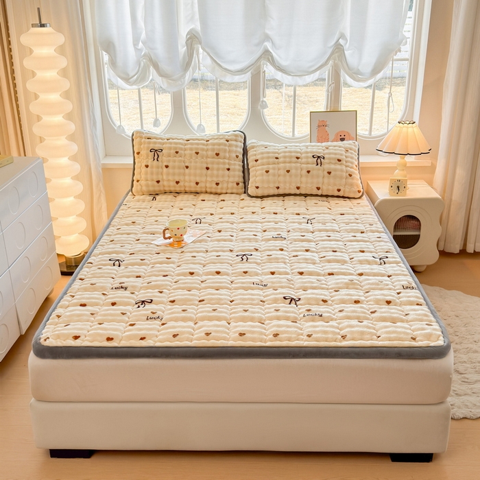 91家纺网 家纺一手货源 找家纺 奇丝雅 2025新款A类牛奶绒泡泡绒床褥床垫床盖兔毛绒家用学生宿舍上下铺寝室褥子软垫床护垫夹棉（大床）场景二 爱心咖