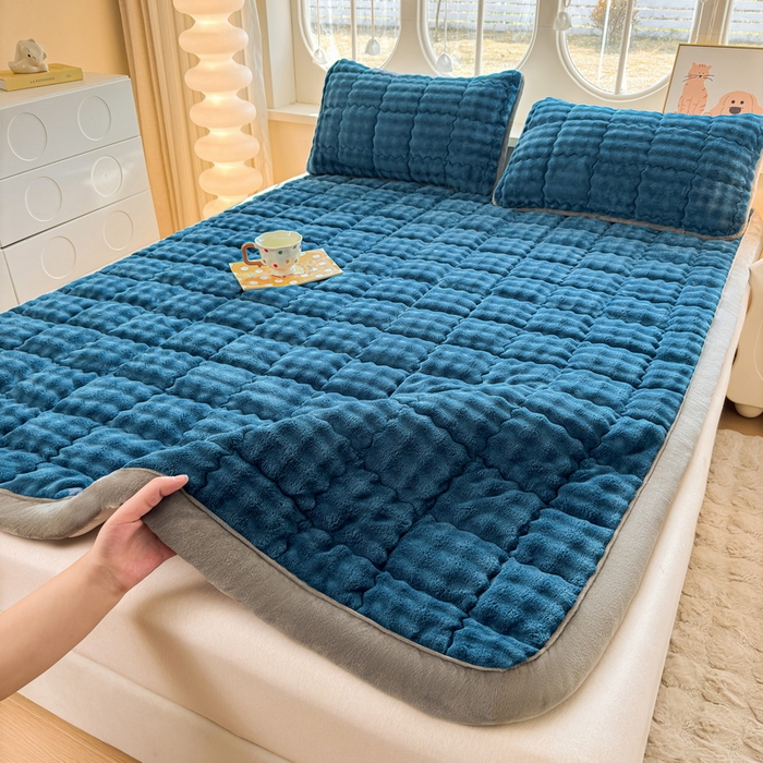 91家纺网 家纺一手货源 找家纺 奇丝雅 2025新款A类牛奶绒泡泡绒床褥床垫床盖兔毛绒家用学生宿舍上下铺寝室褥子软垫床护垫夹棉（大床）场景二 暖绒蓝