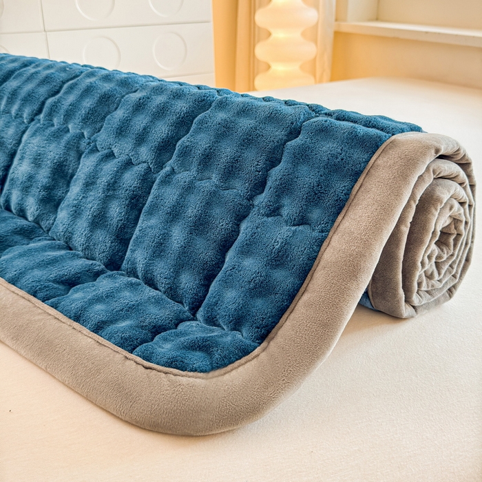 91家纺网 家纺一手货源 找家纺 奇丝雅 2025新款A类牛奶绒泡泡绒床褥床垫床盖兔毛绒家用学生宿舍上下铺寝室褥子软垫床护垫夹棉（大床）场景二 暖绒蓝