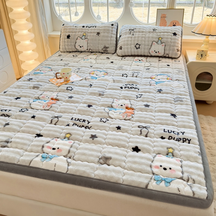 91家纺网 家纺一手货源 找家纺 奇丝雅 2025新款A类牛奶绒泡泡绒床褥床垫床盖兔毛绒家用学生宿舍上下铺寝室褥子软垫床护垫夹棉（大床）场景二 星星猫咪