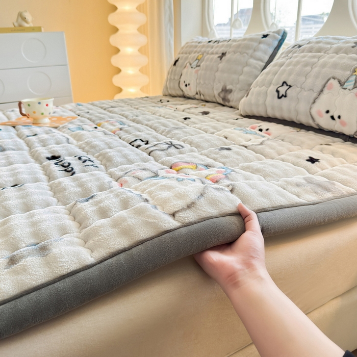 91家纺网 家纺一手货源 找家纺 奇丝雅 2025新款A类牛奶绒泡泡绒床褥床垫床盖兔毛绒家用学生宿舍上下铺寝室褥子软垫床护垫夹棉（大床）场景二 星星猫咪