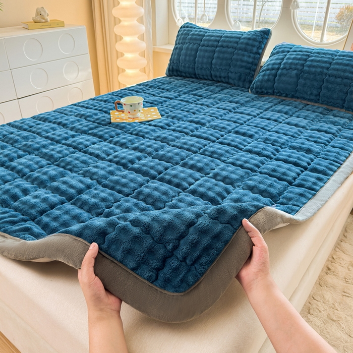 91家纺网 家纺一手货源 找家纺 奇丝雅 2025新款A类牛奶绒泡泡绒床褥床垫床盖兔毛绒家用学生宿舍上下铺寝室褥子软垫床护垫夹棉（大床）场景二 暖绒蓝